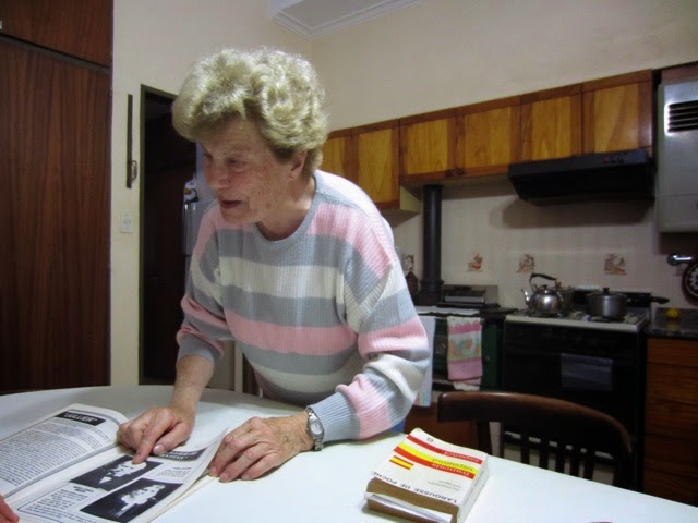 Maria Carmen Jullier am 5. November 2014 beim Erläutern der Familiengeschichte der Julier aus dem Walliser Dorf Ernen.