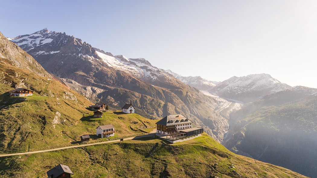 Hotel Belalp heute. Der Vergleich mit der folgenden Aufnahme macht den massiven Rückgang des Aletschgletschers sichtbar. (Quelle: Burgergemeinde Naters.)