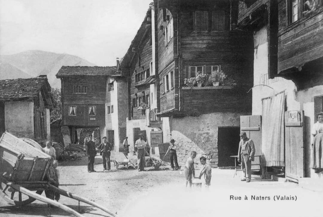 Wirtshaus «Zur Linde» (im Hintergrund, mit dem Durchgang), erbaut in der ersten Hälfte des 18. Jahrhunderts.