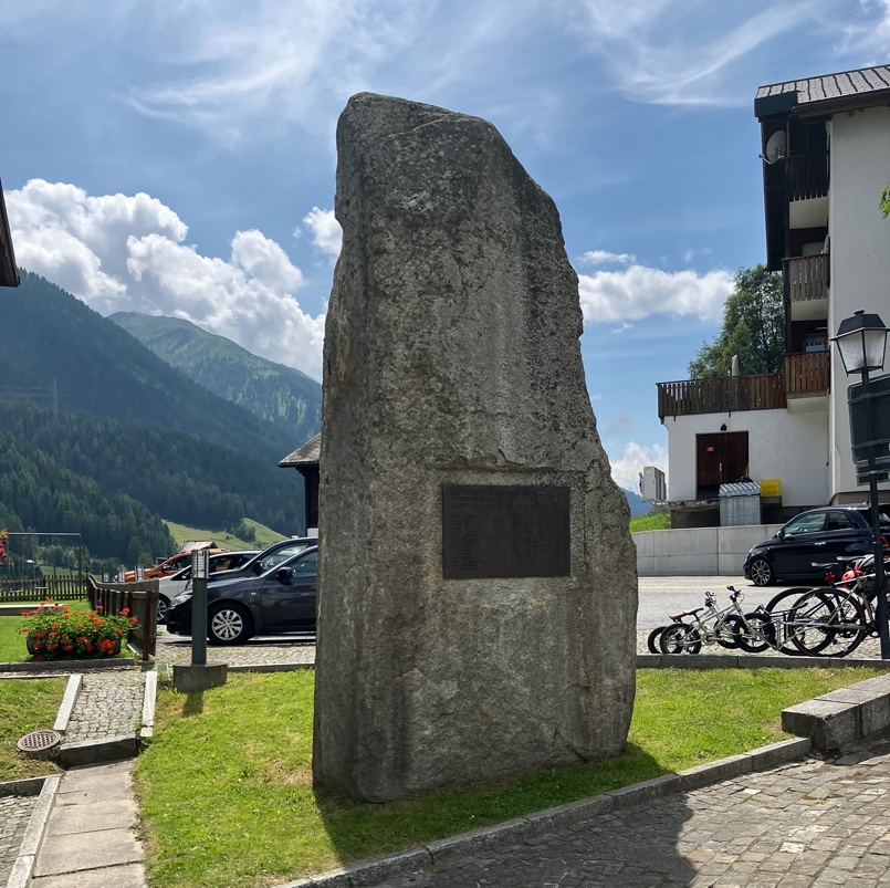 Gedenkstein für die Todesopfer des Lawinenunglücks mit der ...