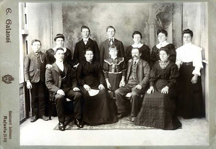 Soweit bekannt, existiert nur eine einzige Fotografie der Familie Mathier-Montani, aufgenommen im Jahr 1910.