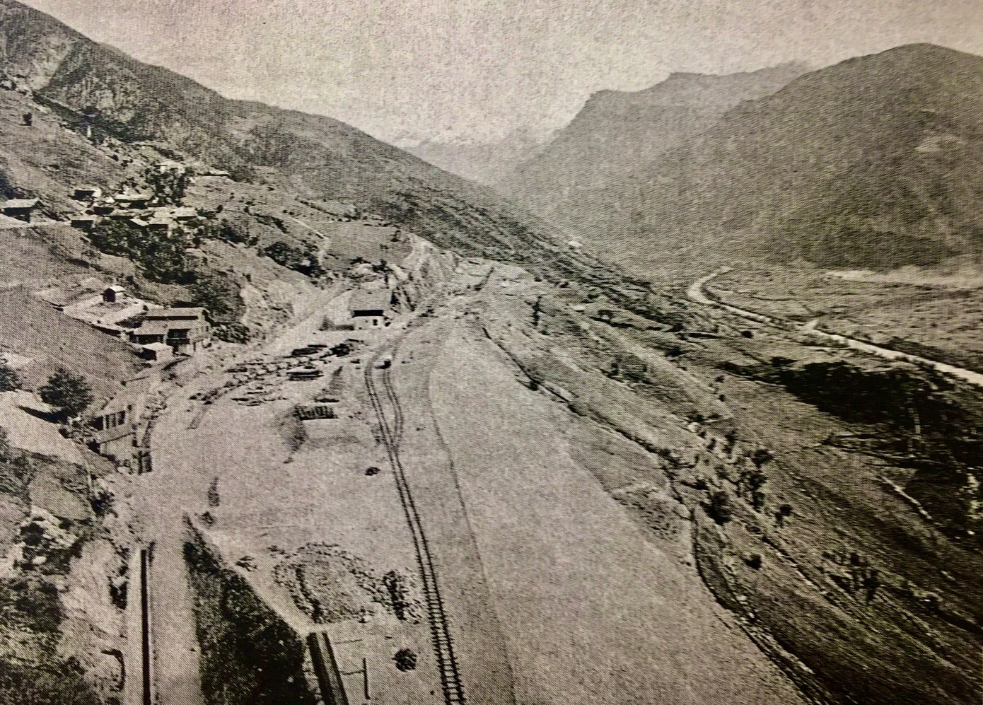 Rampen- und Geleisebau bei der Station Ausserberg (vermutlich kurz vor 1910) (Quelle: Gisela Macieczyk-Theler, Buenos Aires.)