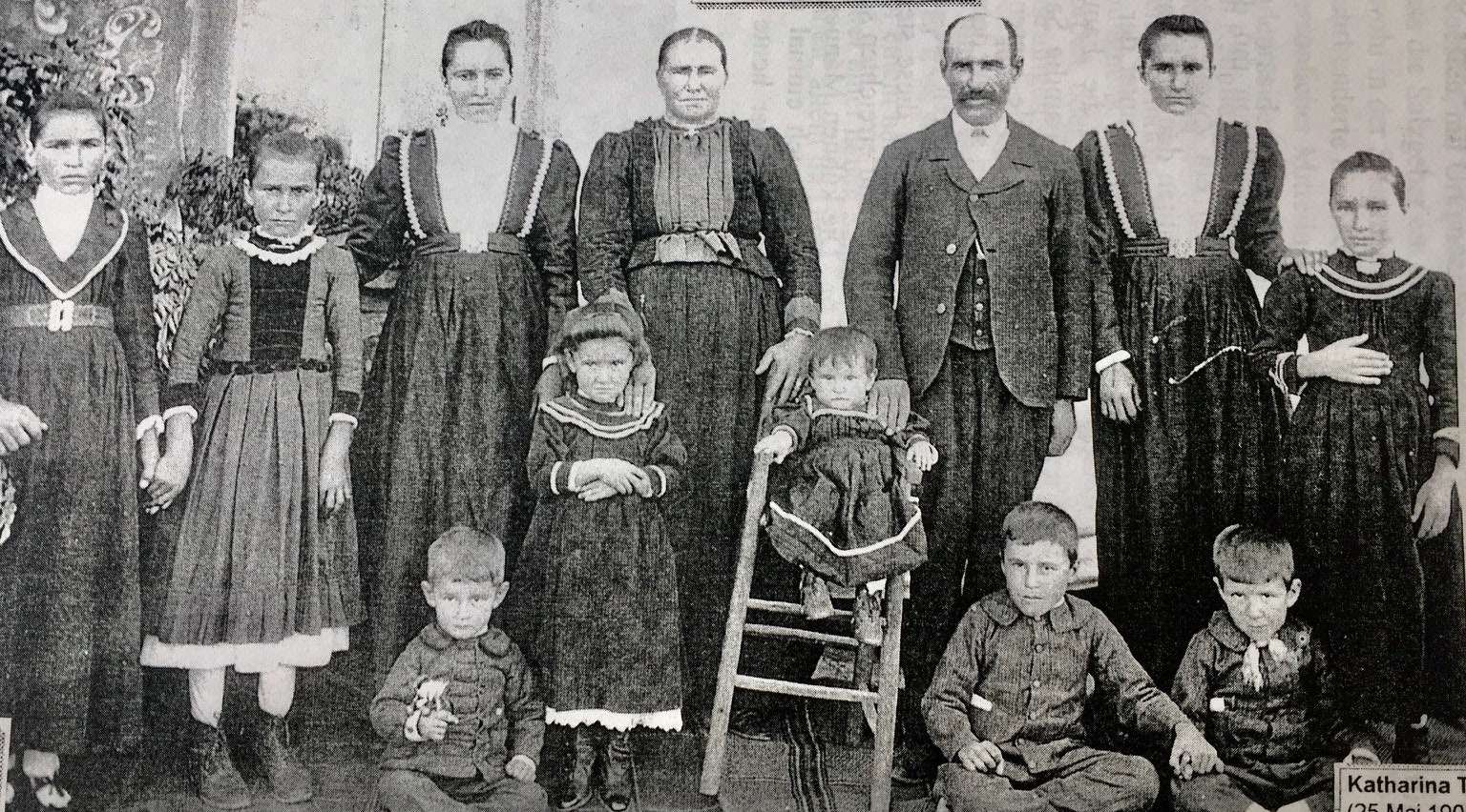 Die Familie mit zehn von den später 13 Kindern. Das Bild dürfte um die Mitte des Jahres 1907 entstanden sein. Neben den Eltern stehen die beiden Ältesten, Regina und Mathilda. Die drei kleineren Mädchen sind Veronika, Maria und Ephrosina. Das Mädchen vor der Mutter ist wohl Kresenzia; die Buben sind von links nach rechts Hans, Josef und Meinrad. Die Jüngste (im Stuhl) ist die 1906 geborene Anna. (Quelle: Gisela Macieczyk-Theler, Buenos Aires.)