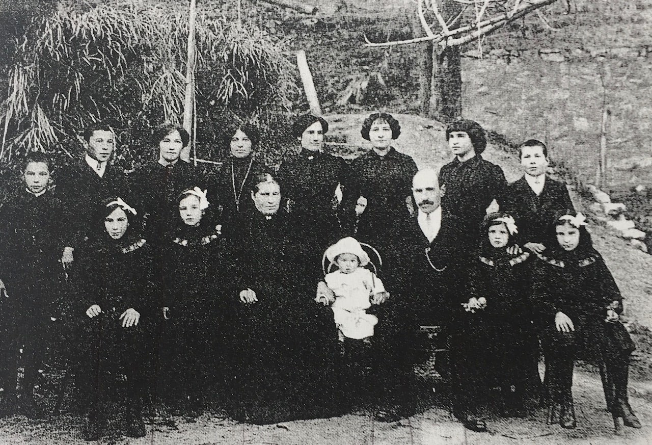 Bild der 15-köpfigen Familie aus dem Jahr 1915 (aufgenommen im Wallis). Stehend von l. nach r.: Hans, Meinrad, Euphrosina, Maria, Regina, Mathilda, Veronika, Josef; Sitzend von l. nach r.: Kresenzia, Anna, Mutter, Isabella, Vater, Katharina, Luzia (Quelle: Gisela Macieczyk-Theler, Buenos Aires.)