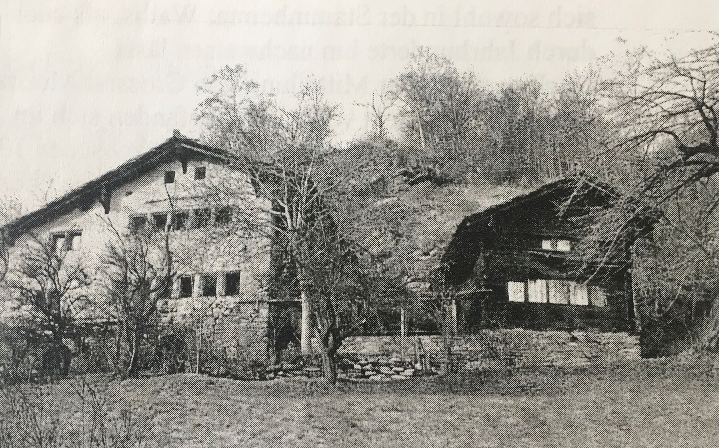 In diesem «Tschergguhüs» genannten Gebäude wuchs Maria Josefa Salzgeber zusammen mit zahlreichen Geschwistern auf. Das Haus liegt ausserhalb des Dorfes St. German in Richtung Raron. Es stammt aus dem 17. Jahrhundert; 1938 wude es stilgerecht restauriert. Die Fassade ist geprägt von gotischen Tuffsteinrahmen. Hinter der Steinfassade verbirgt sich im Kern ein Holzhaus. Die Stube, damals der grösste Raum im Dorf, wurde oft als Tanzsaal benutzt. (Quelle: Gisela Macieczyk-Theler, Buenos Aires.)