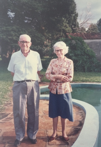 Das Foto zeigt das Ehepaar Alberto und Margarita Nobs-Griss. Die 9 Kinder schenkten ihnen 24 Enkel. Alberto verstarb 2004 mit 85, Margarita 2010, neunundachtzigjährig. (Foto um 1990.)