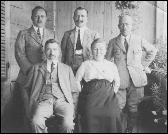 Familie Nobs in Grindelwald, hinten Mitte vermutlich Jakob (September 1922).