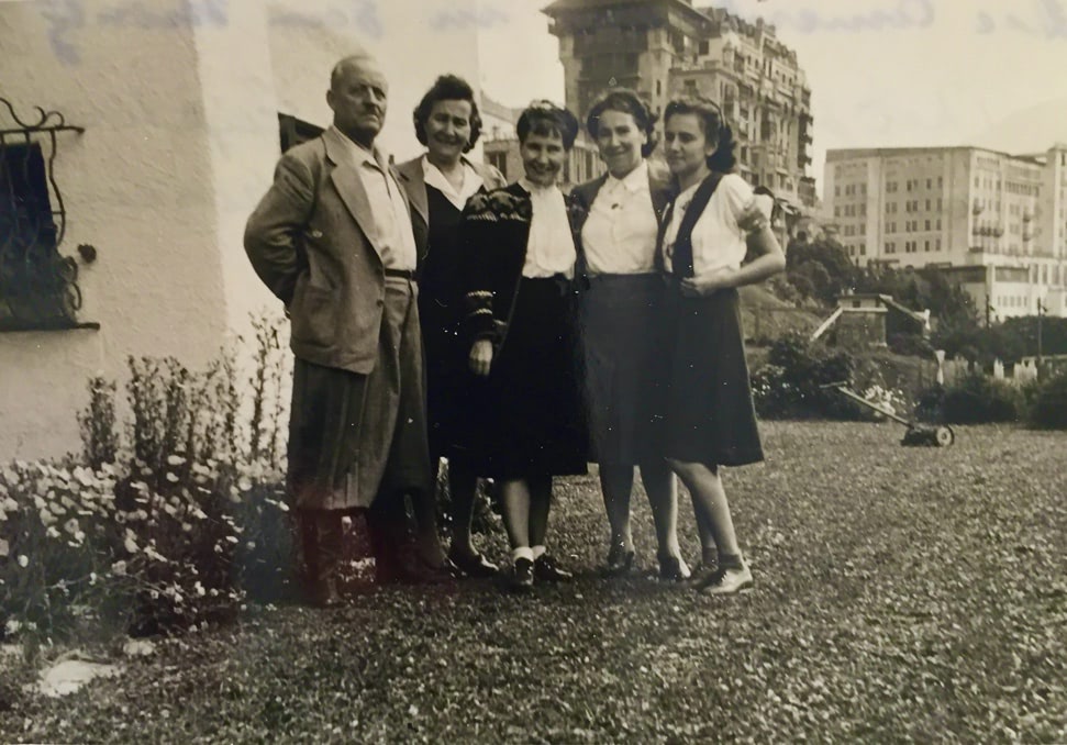 Zu Besuch bei Bonizzis in St. Moritz (vermutlich vor Kriegsausbruch 1938 oder 39). V.l.n.r.: das Ehepaar Werlen, Neni Bonizzi, Kresenzia mit Tochter Lia.