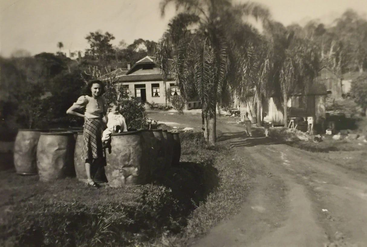 Im Vordergrund Kresenzias Tochter Lia mit Sohn Federico; im Hintergrund das Hotel Suiza (Aufnahme um 1950).