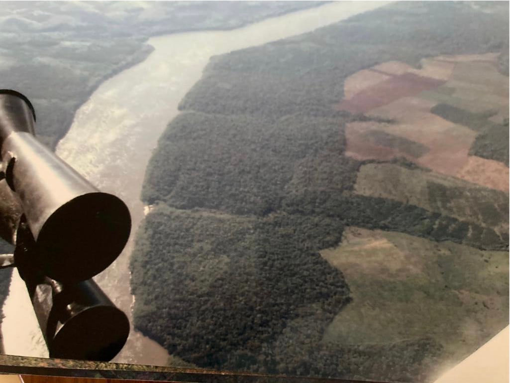 Luftaufnahme mit dem Rio Paraná und der abgeholzten und wiederaufgeforsteten Waldfläche (erworben von Hans Theler, heute im Besitz eines von dessen Enkel Michael geleiteten Unternehmens).