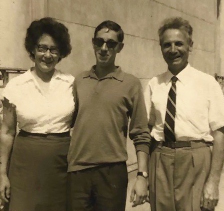 Marco Theler zwischen seiner Tante Katharina und ihrem Ehemann Valentin Hack im argentinischen Rosario um 1960.