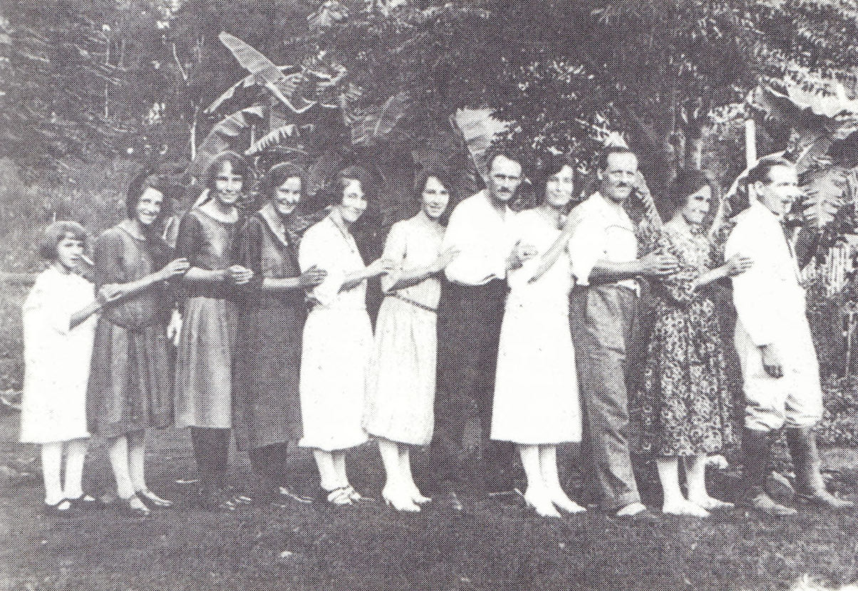 Die Töchter und Schwiegersöhne des Ehepaars Theler 1923. V.l.n.r.: Isabella, Luzia, Katharina, Anna, Maria, Kresenzia, Karl Krumkamp, Euphrosina, Theophil Werlen, Regina, Jakob Nobs.