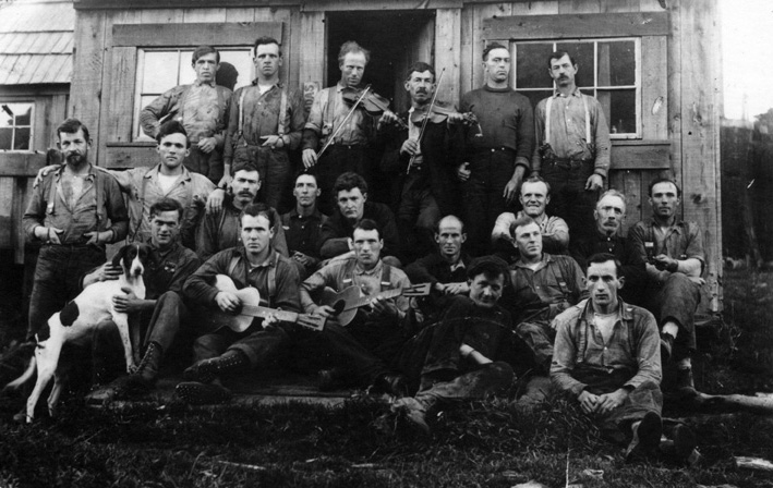 Gruppenbild im Holzfällercamp (1915); mittlere Reihe, 3. von links: Josef Thenen.