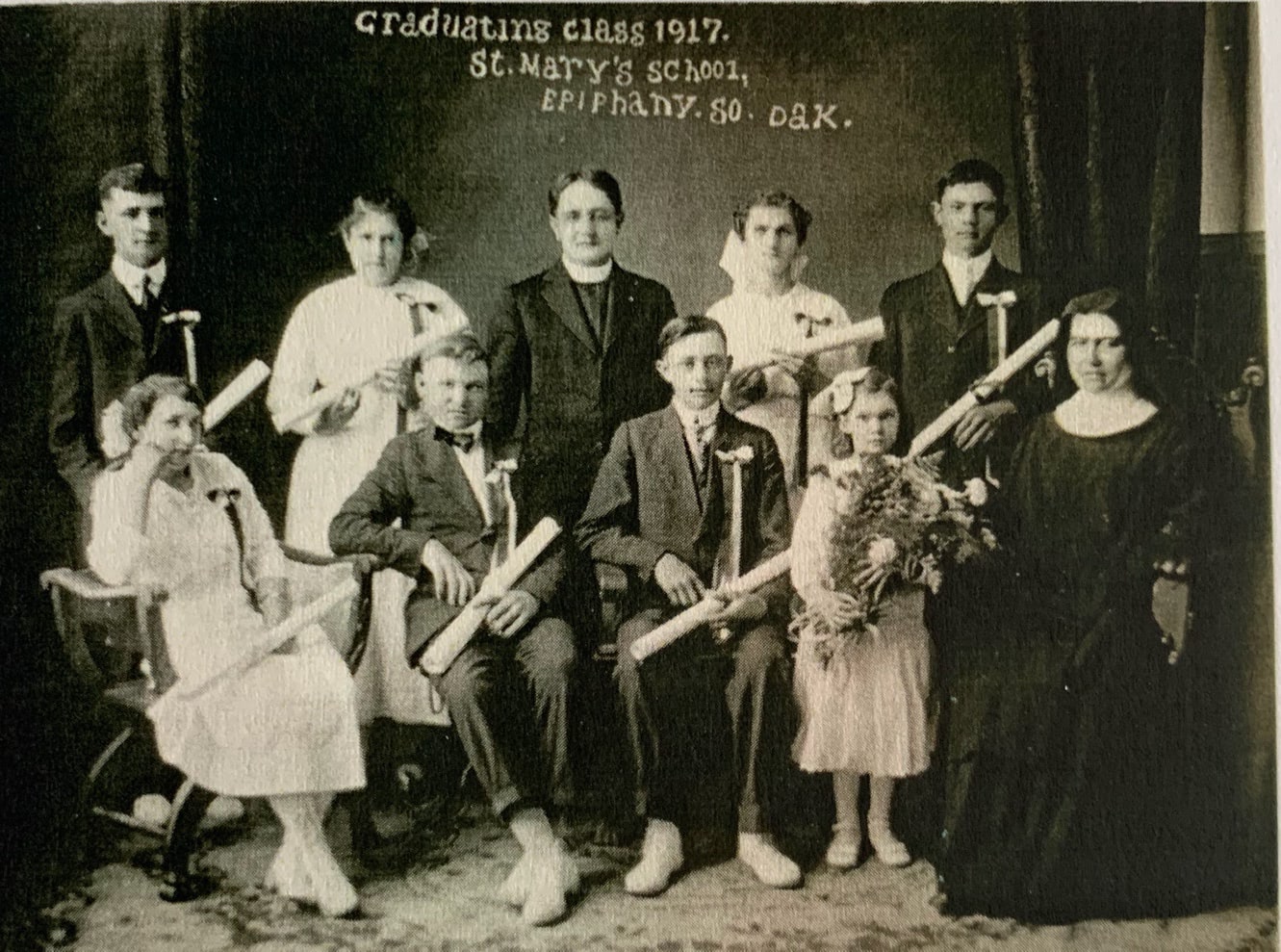 Josephine Gentinetta (rechts im Bild) mit einer «Graduating Class» 1917 in Epiphany. (Das Bild zeigt Schülerinnen und Schüler im Teenageralter oder als junge Erwachsene.)