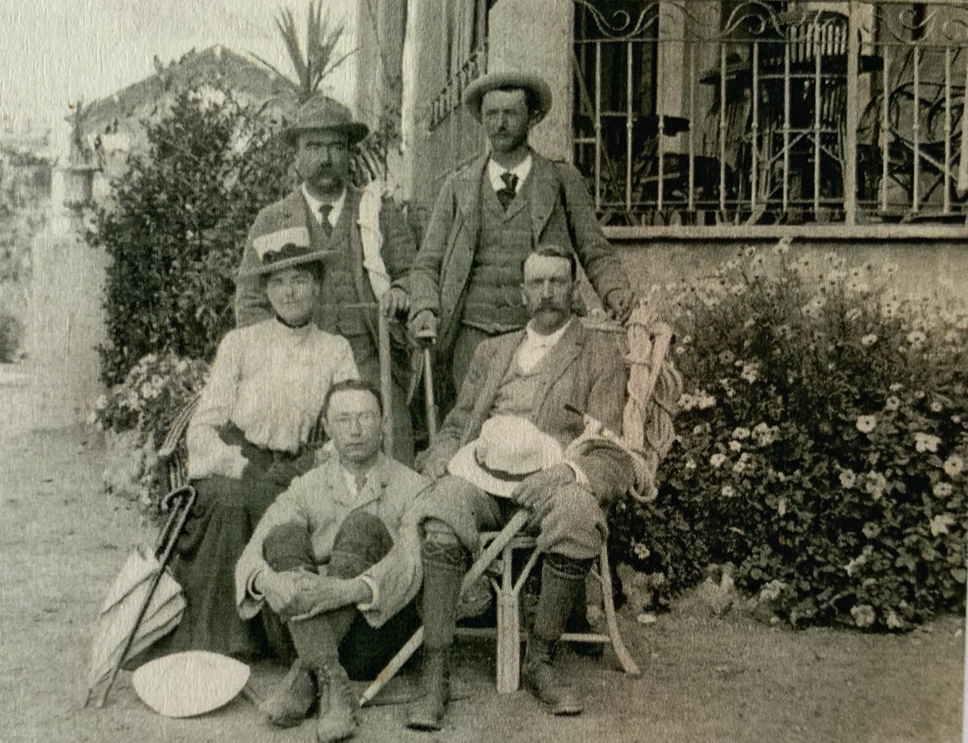 Emil Gentinetta (hinten links) mit seiner «Herrschaft», vermutlich vor einem Hotel in Zermatt.