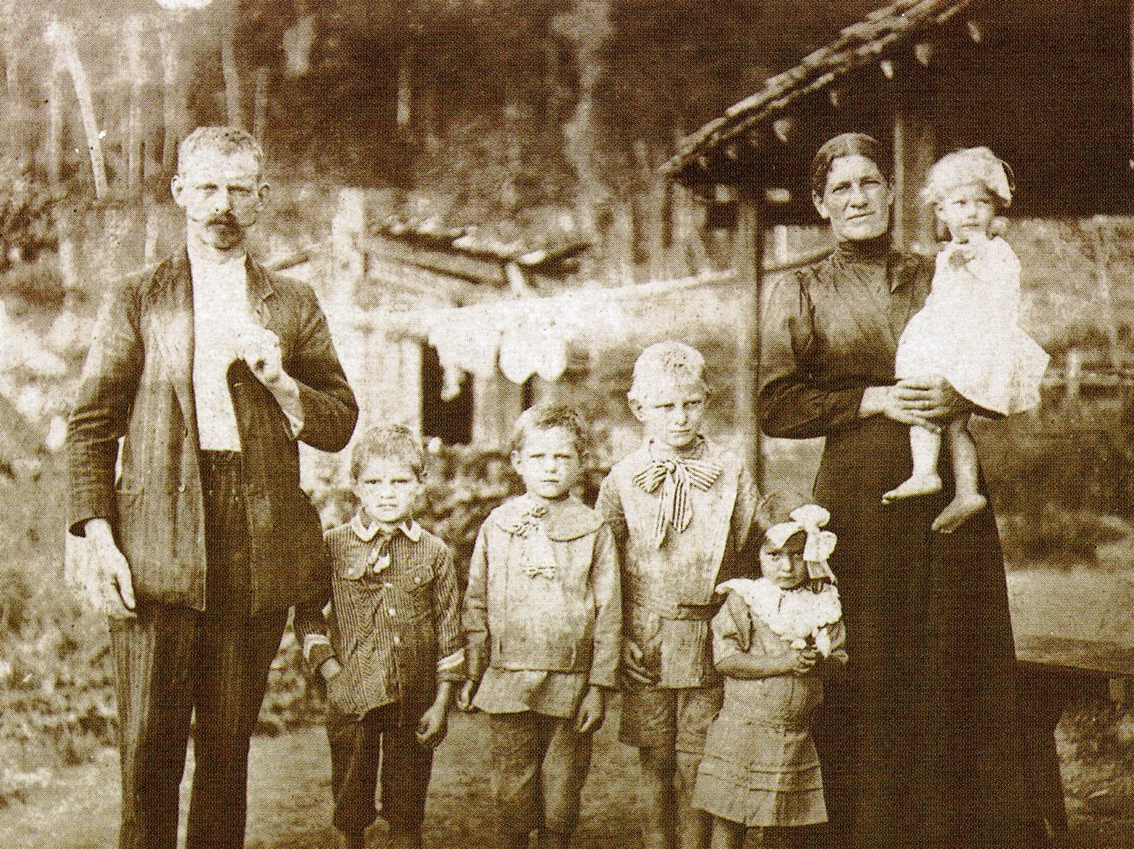 Familie Eduard und Elisa Schwery mit fünf von später neun Kindern in Kolumbien 1918