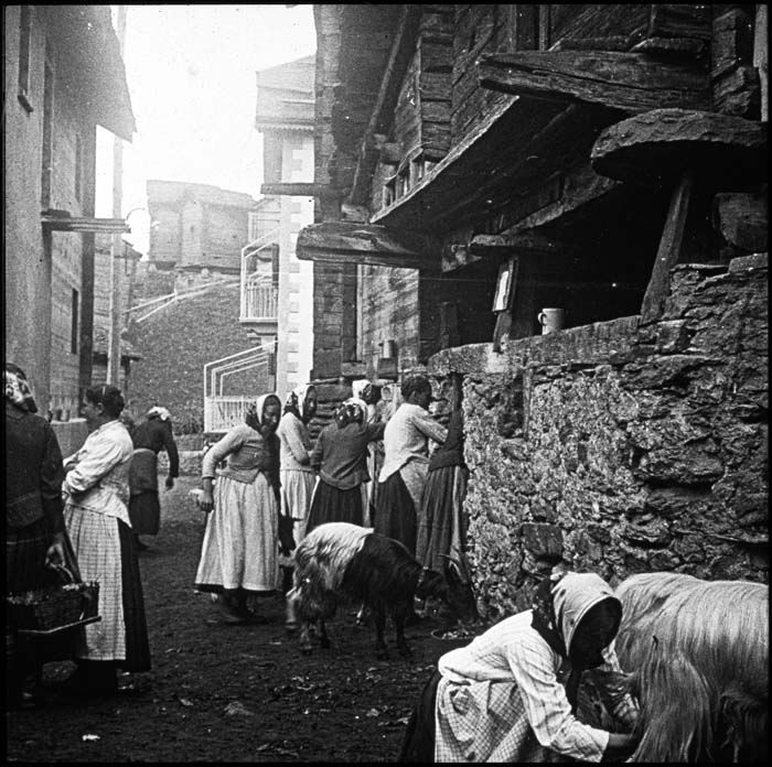 Hist. Aufnahme: Gasse in Visperterminen (Quelle: Verein z'Tärbinu)